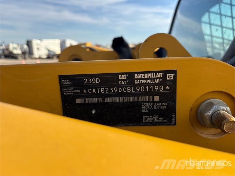 CAT 239D لوادر انزلاقية التوجيه