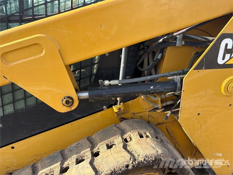 CAT 239D لوادر انزلاقية التوجيه