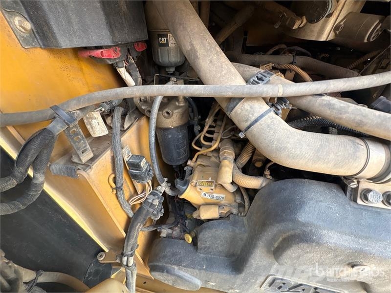 CAT 239D لوادر انزلاقية التوجيه