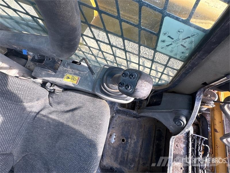 CAT 239D لوادر انزلاقية التوجيه
