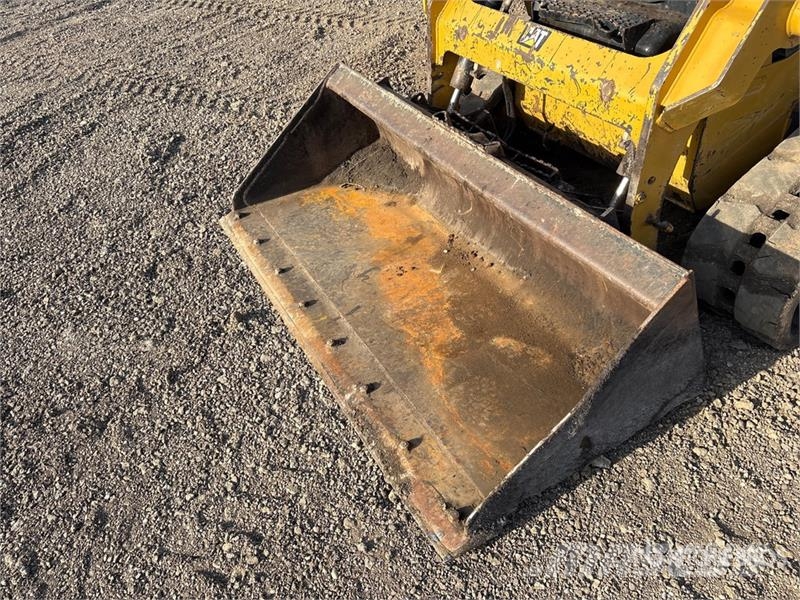 CAT 239D لوادر انزلاقية التوجيه