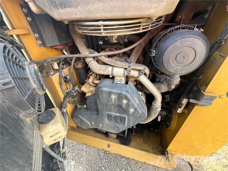 CAT 239D لوادر انزلاقية التوجيه