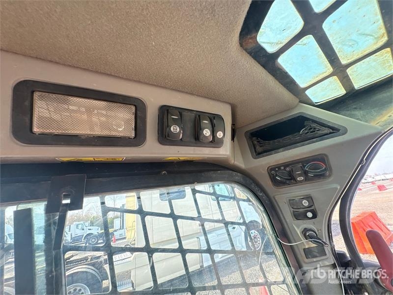 CAT 239D لوادر انزلاقية التوجيه