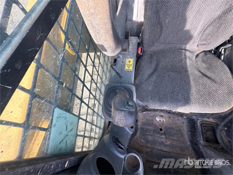 CAT 239D لوادر انزلاقية التوجيه
