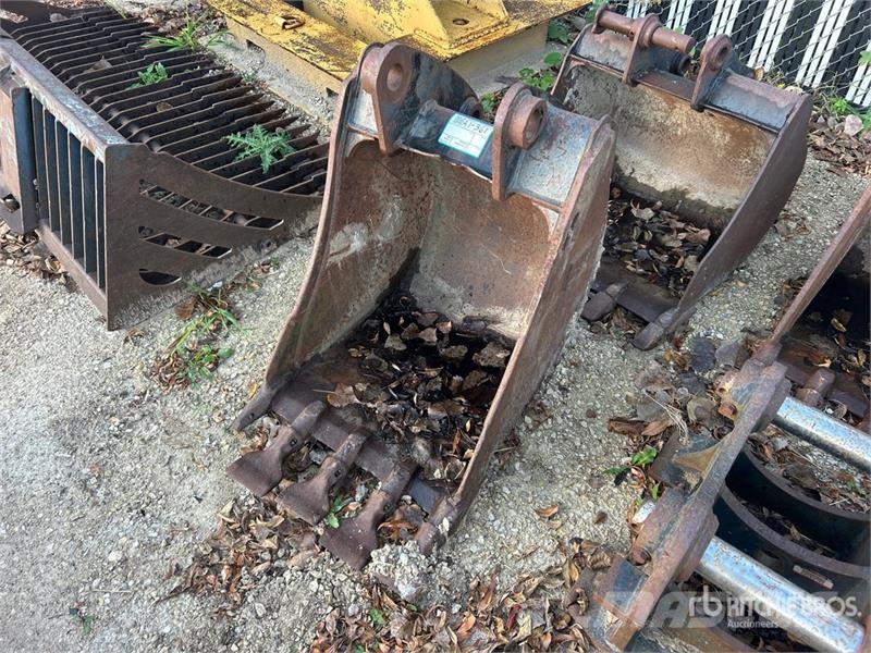 CAT 24 in 0.24 cyd Digging Backhoe Rear Bucket - Fits دلاء