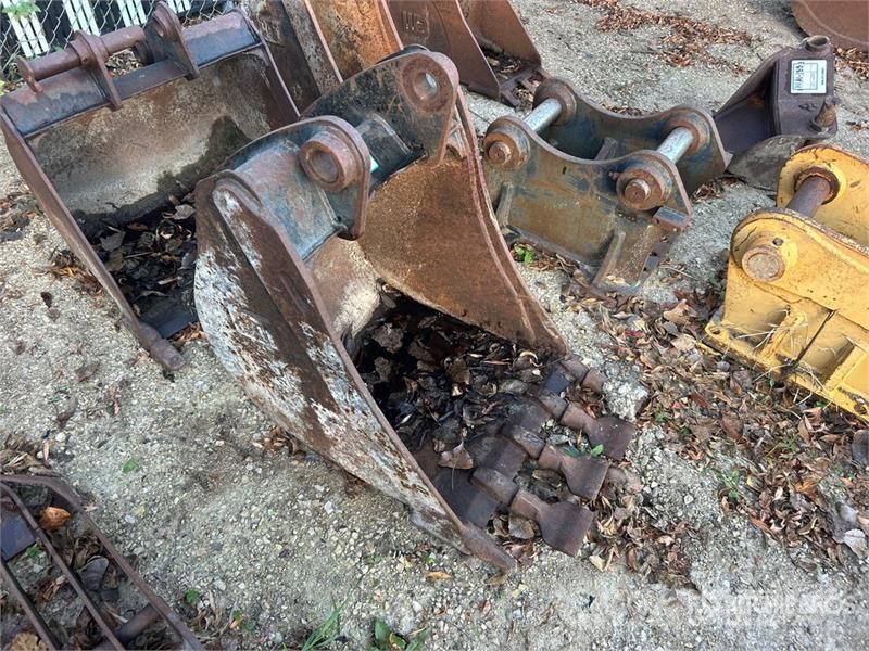 CAT 24 in 0.24 cyd Digging Backhoe Rear Bucket - Fits دلاء