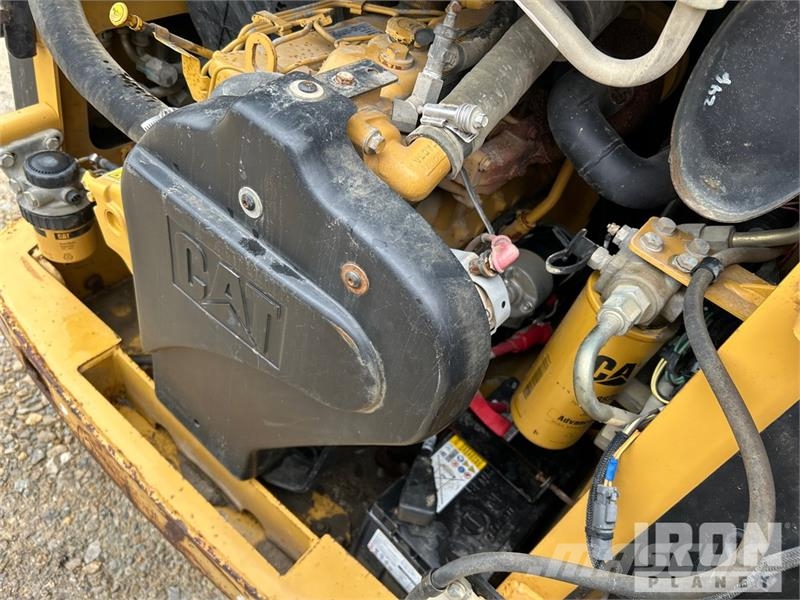 CAT 246 Chargeuse compacte