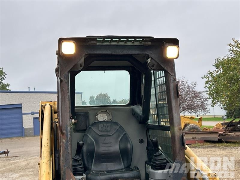 CAT 246 Chargeuse compacte