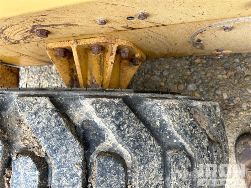 CAT 246 Chargeuse compacte