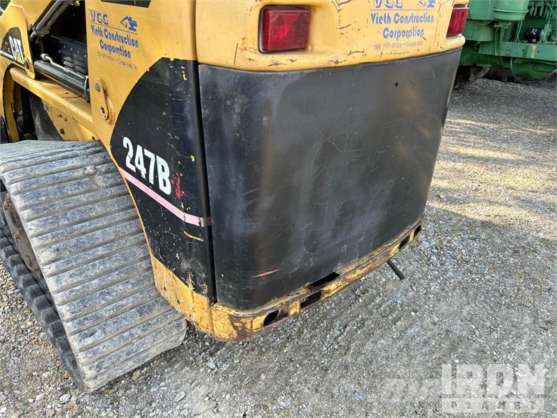 CAT 247B لوادر انزلاقية التوجيه