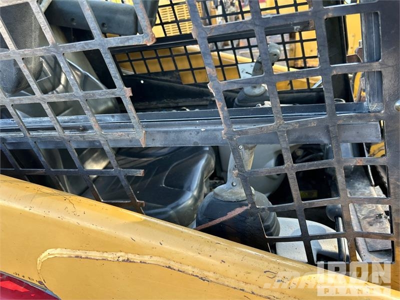 CAT 247B لوادر انزلاقية التوجيه
