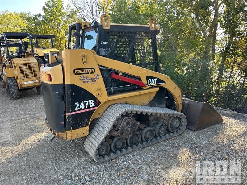 CAT 247B لوادر انزلاقية التوجيه