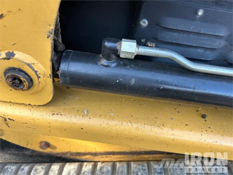 CAT 247B لوادر انزلاقية التوجيه