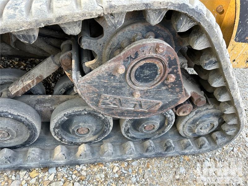 CAT 247B لوادر انزلاقية التوجيه