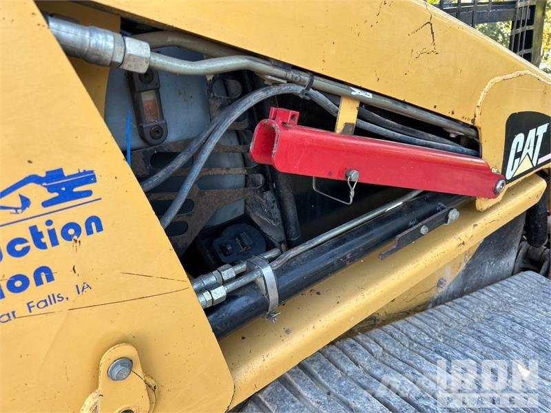 CAT 247B لوادر انزلاقية التوجيه