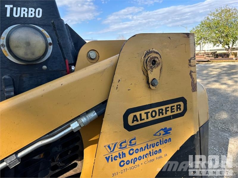 CAT 247B لوادر انزلاقية التوجيه