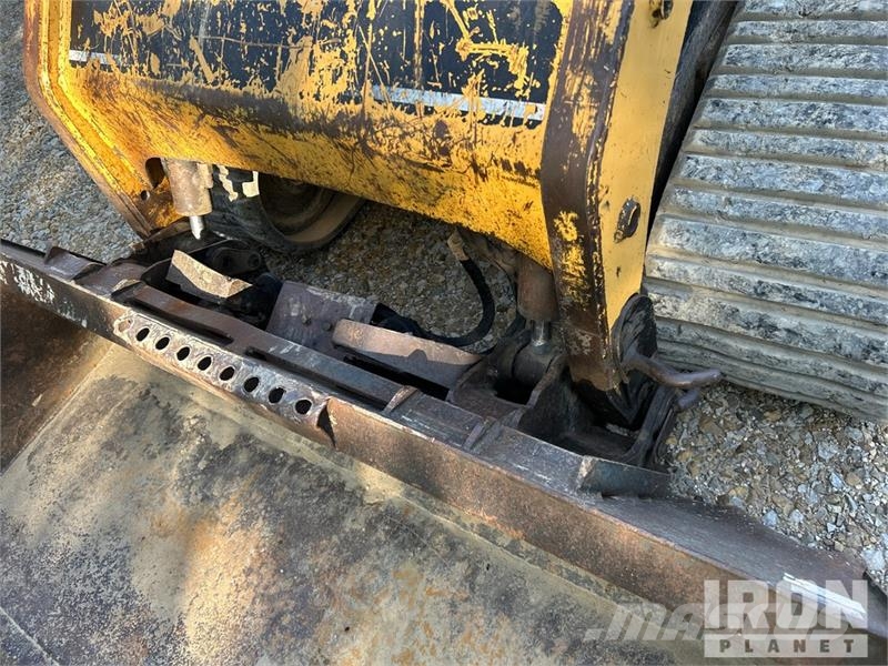 CAT 247B لوادر انزلاقية التوجيه