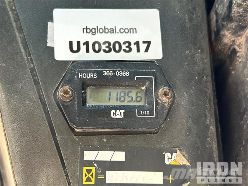 CAT 247B لوادر انزلاقية التوجيه