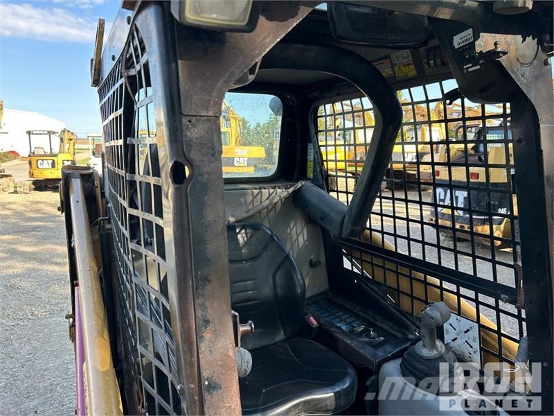 CAT 247B لوادر انزلاقية التوجيه