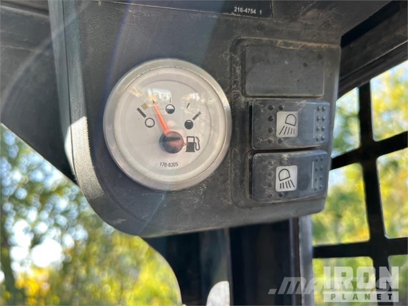 CAT 247B لوادر انزلاقية التوجيه