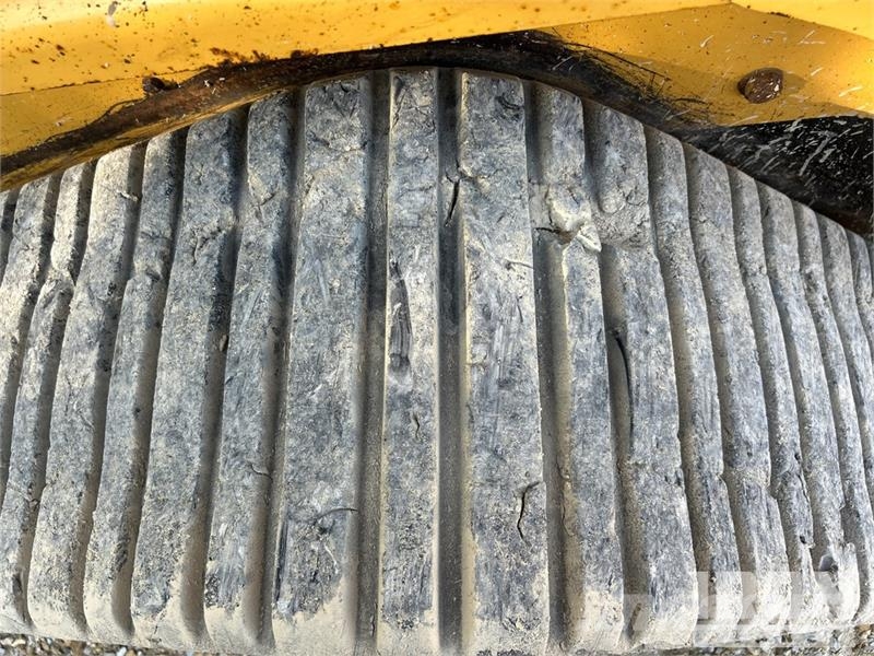 CAT 247B لوادر انزلاقية التوجيه