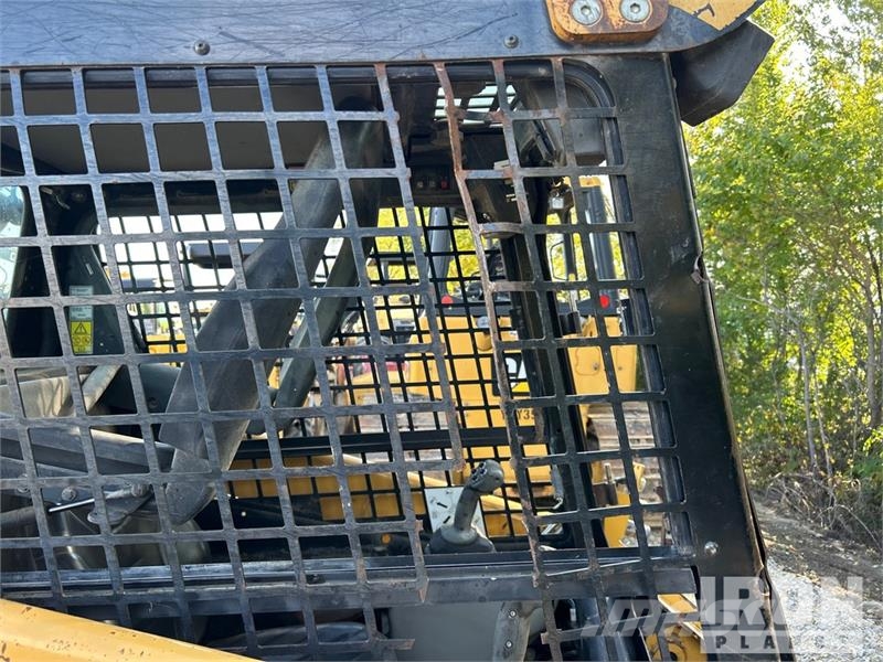 CAT 247B لوادر انزلاقية التوجيه