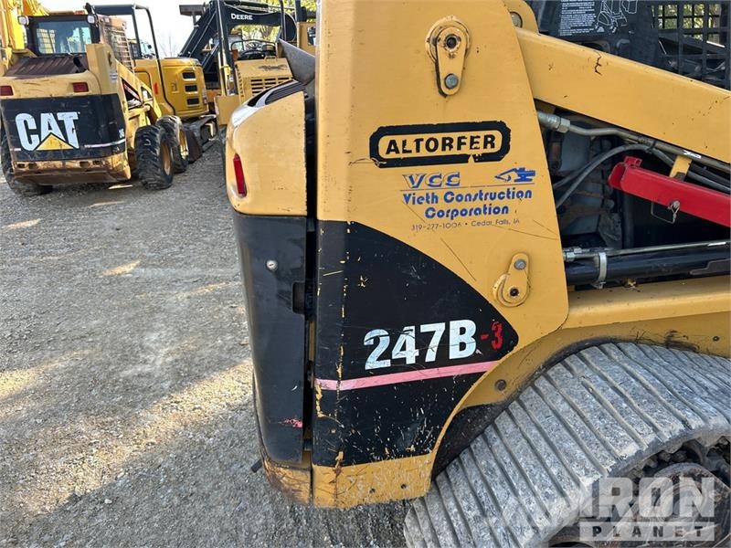 CAT 247B لوادر انزلاقية التوجيه