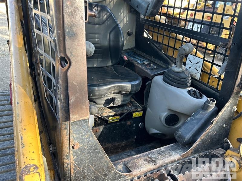 CAT 247B لوادر انزلاقية التوجيه