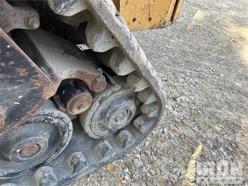 CAT 247B لوادر انزلاقية التوجيه