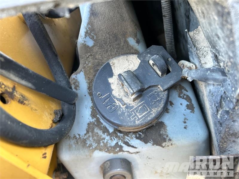 CAT 247B لوادر انزلاقية التوجيه