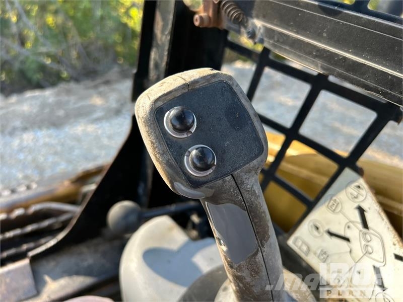 CAT 247B لوادر انزلاقية التوجيه
