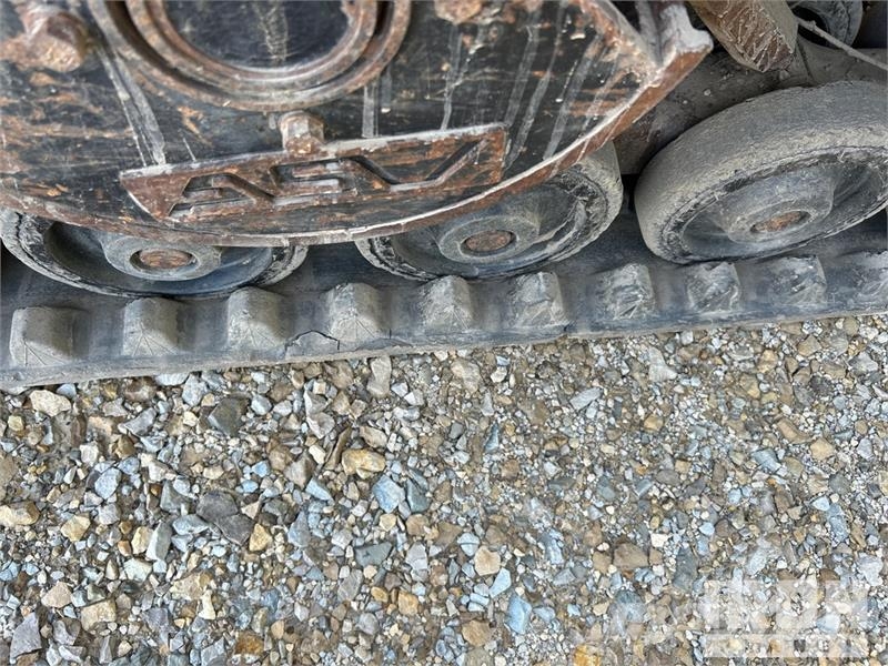 CAT 247B لوادر انزلاقية التوجيه