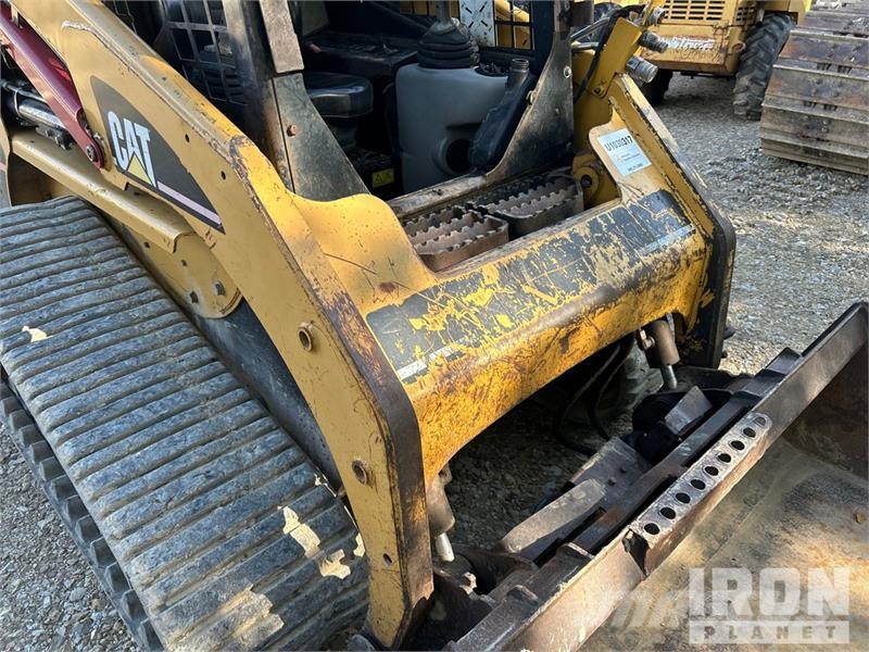 CAT 247B لوادر انزلاقية التوجيه