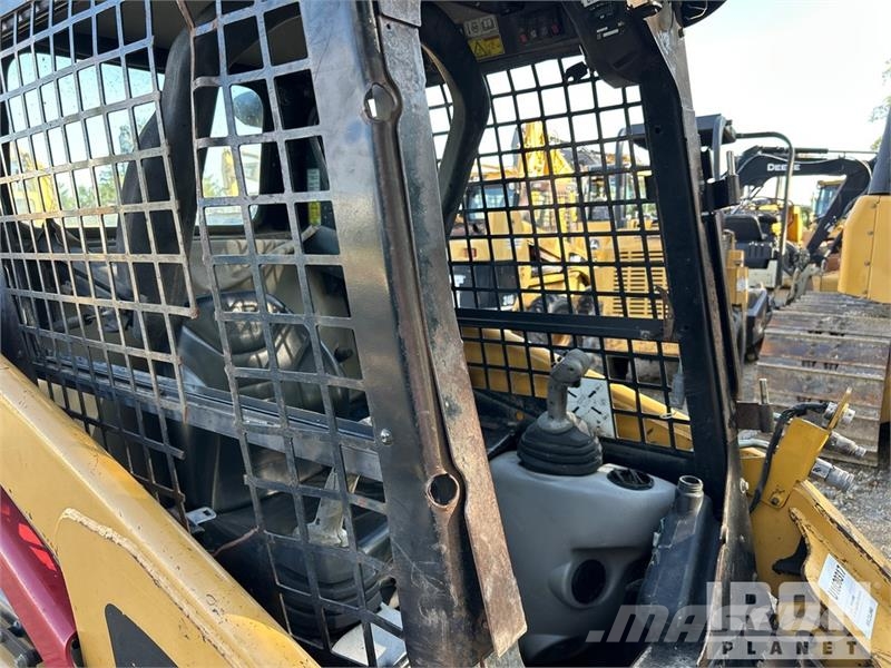 CAT 247B لوادر انزلاقية التوجيه