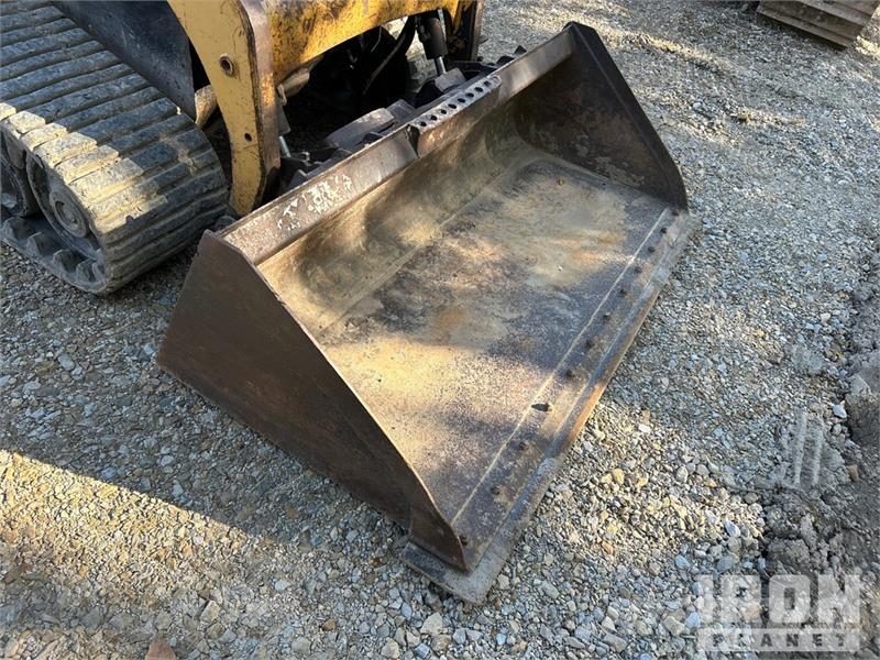 CAT 247B لوادر انزلاقية التوجيه