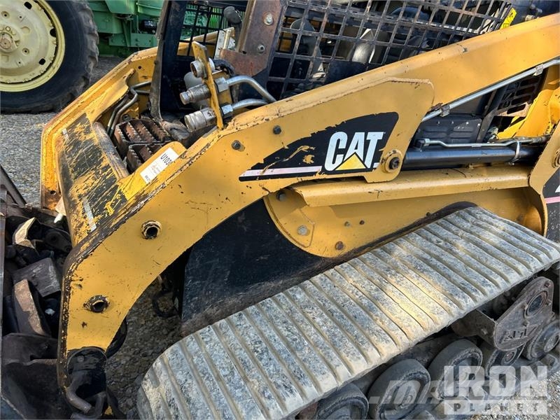 CAT 247B لوادر انزلاقية التوجيه