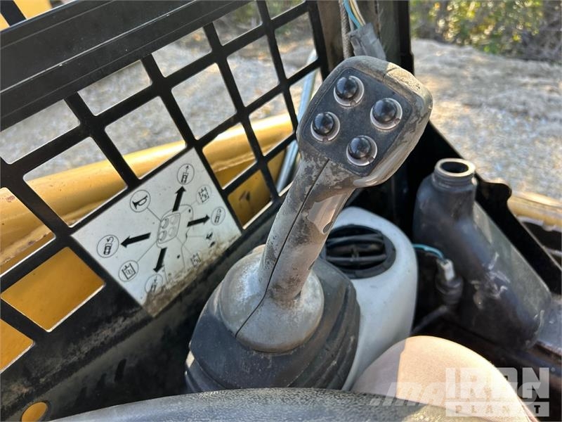 CAT 247B لوادر انزلاقية التوجيه