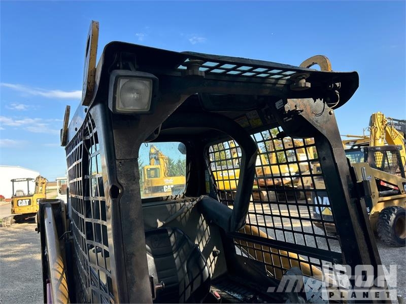 CAT 247B لوادر انزلاقية التوجيه