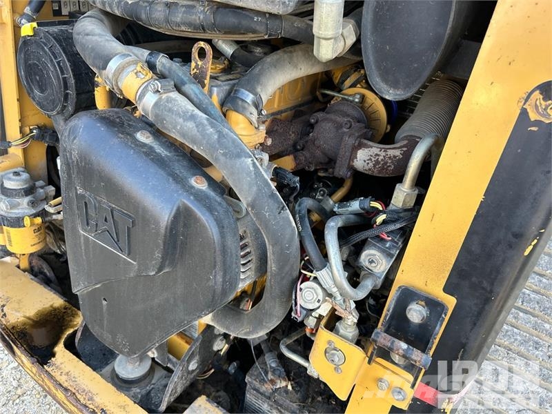 CAT 247B لوادر انزلاقية التوجيه