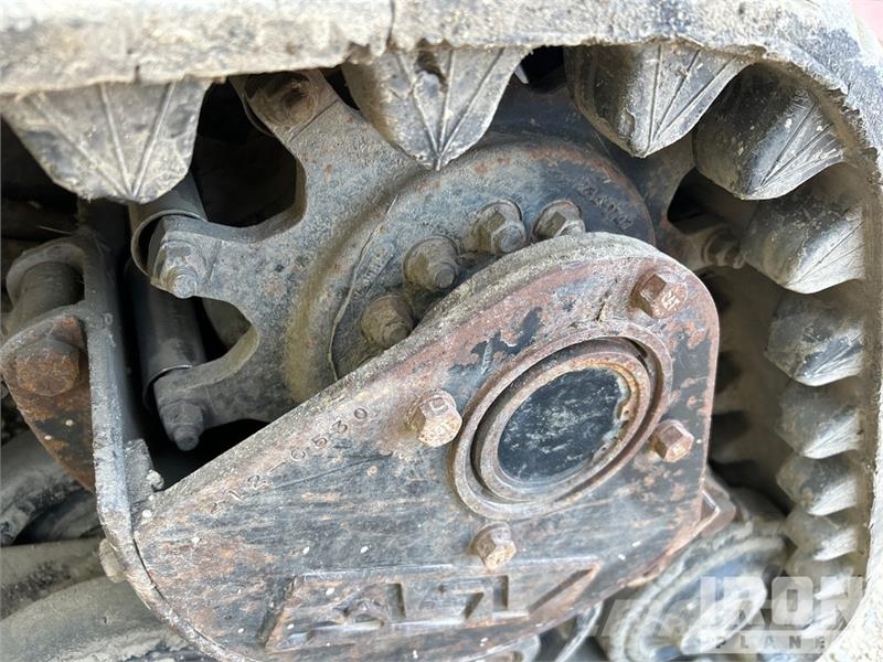 CAT 247B لوادر انزلاقية التوجيه