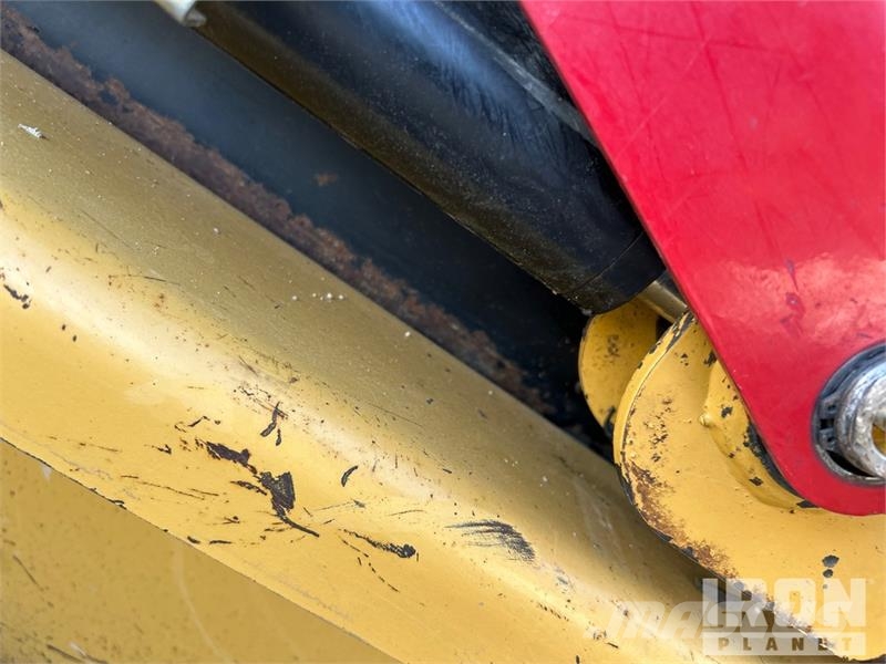 CAT 247B لوادر انزلاقية التوجيه