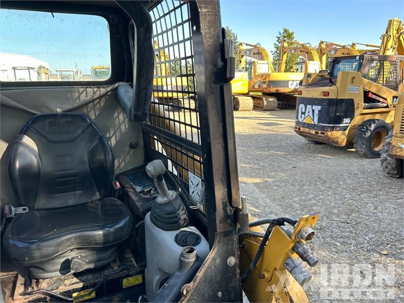 CAT 247B لوادر انزلاقية التوجيه