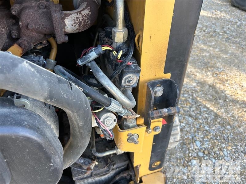 CAT 247B لوادر انزلاقية التوجيه
