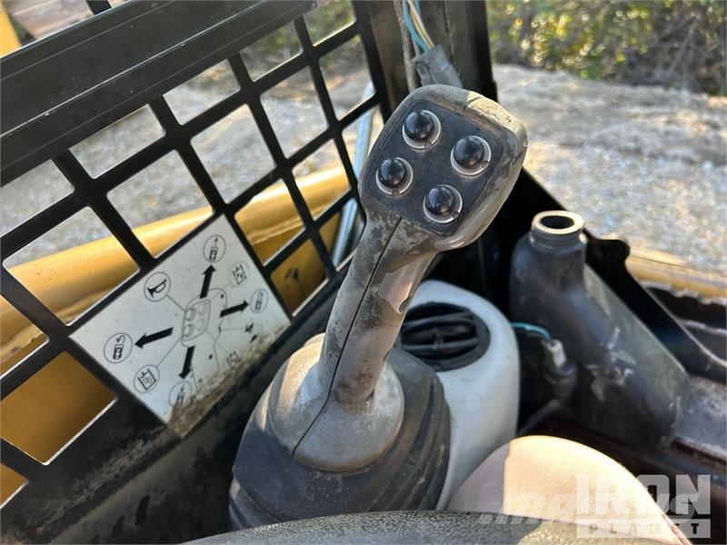 CAT 247B لوادر انزلاقية التوجيه