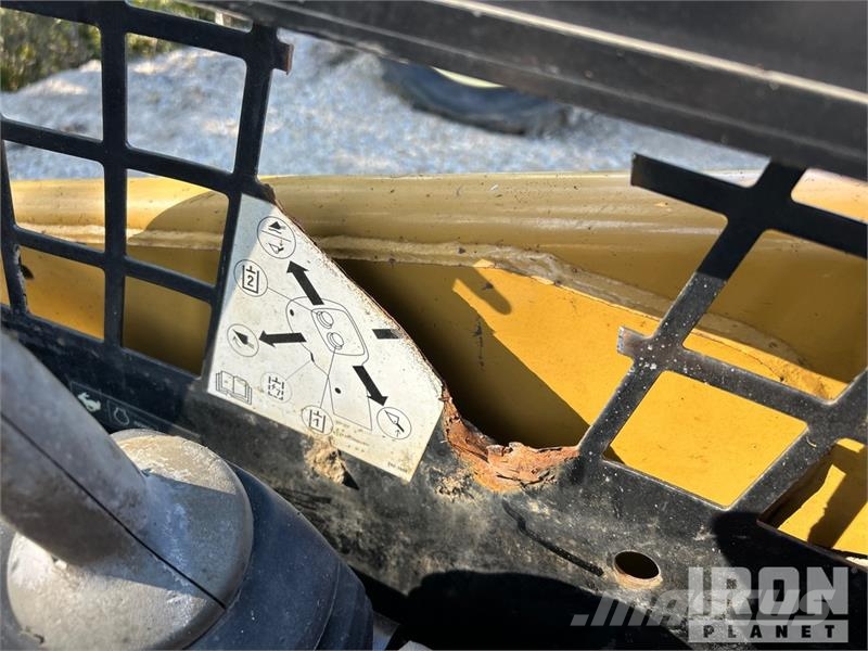 CAT 247B لوادر انزلاقية التوجيه