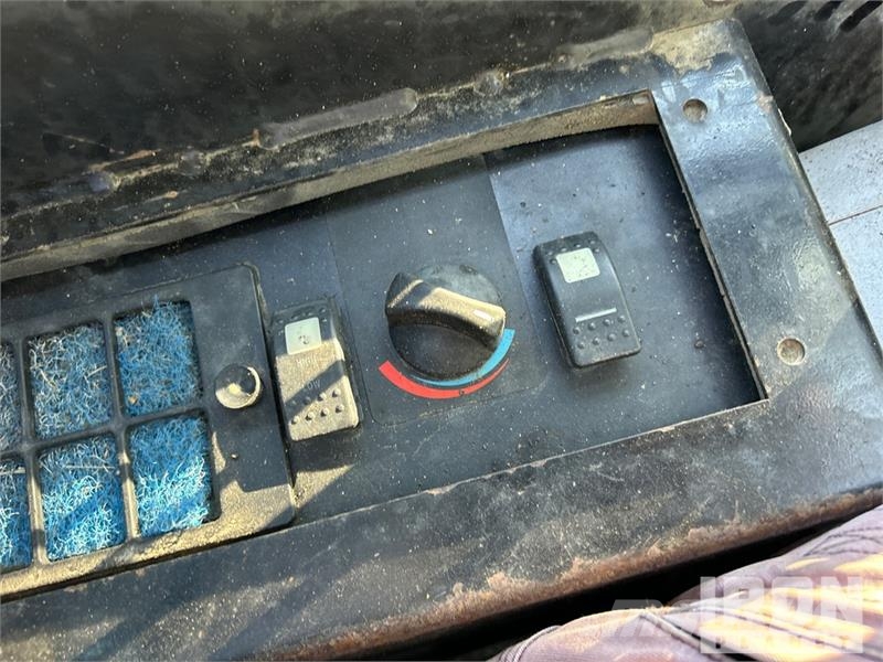 CAT 247B لوادر انزلاقية التوجيه