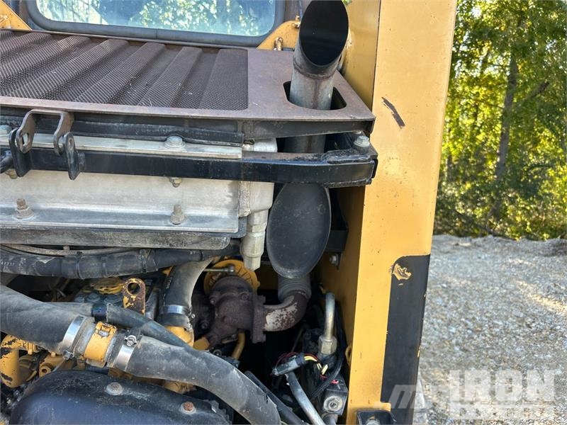 CAT 247B لوادر انزلاقية التوجيه