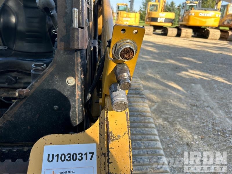 CAT 247B لوادر انزلاقية التوجيه