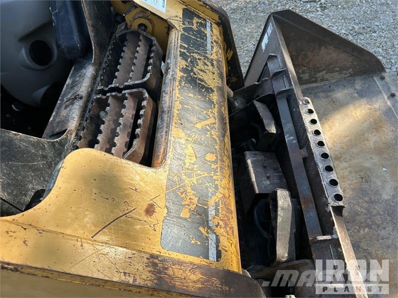 CAT 247B لوادر انزلاقية التوجيه