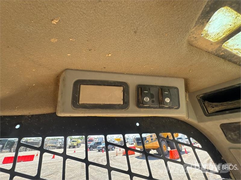 CAT 249D لوادر انزلاقية التوجيه